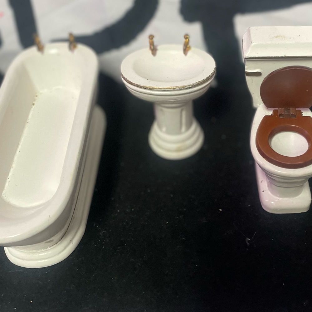 Melissa & David Miniature dollhouse furniture Bathroom set.